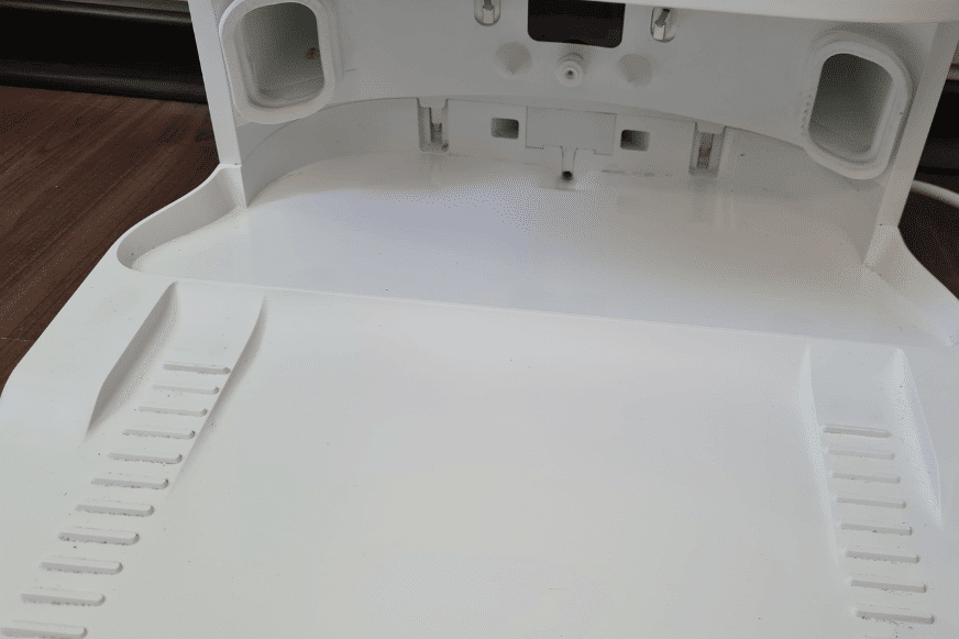 Die saubere Reinigungswanne der Basisstation des Dreame L10s Ultra ist zu sehen.